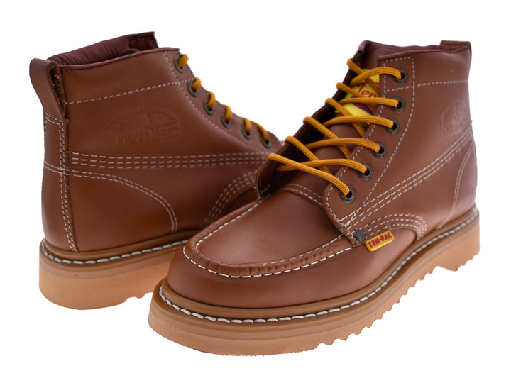 Botas borceguíes de cuero color miel con cordones amarillos y suela beige.