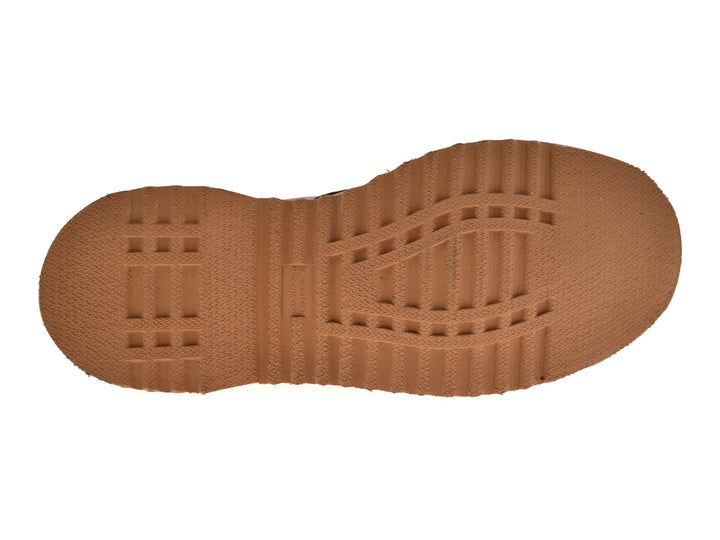 Botas borceguíes de cuero color miel con cordones amarillos y suela beige.