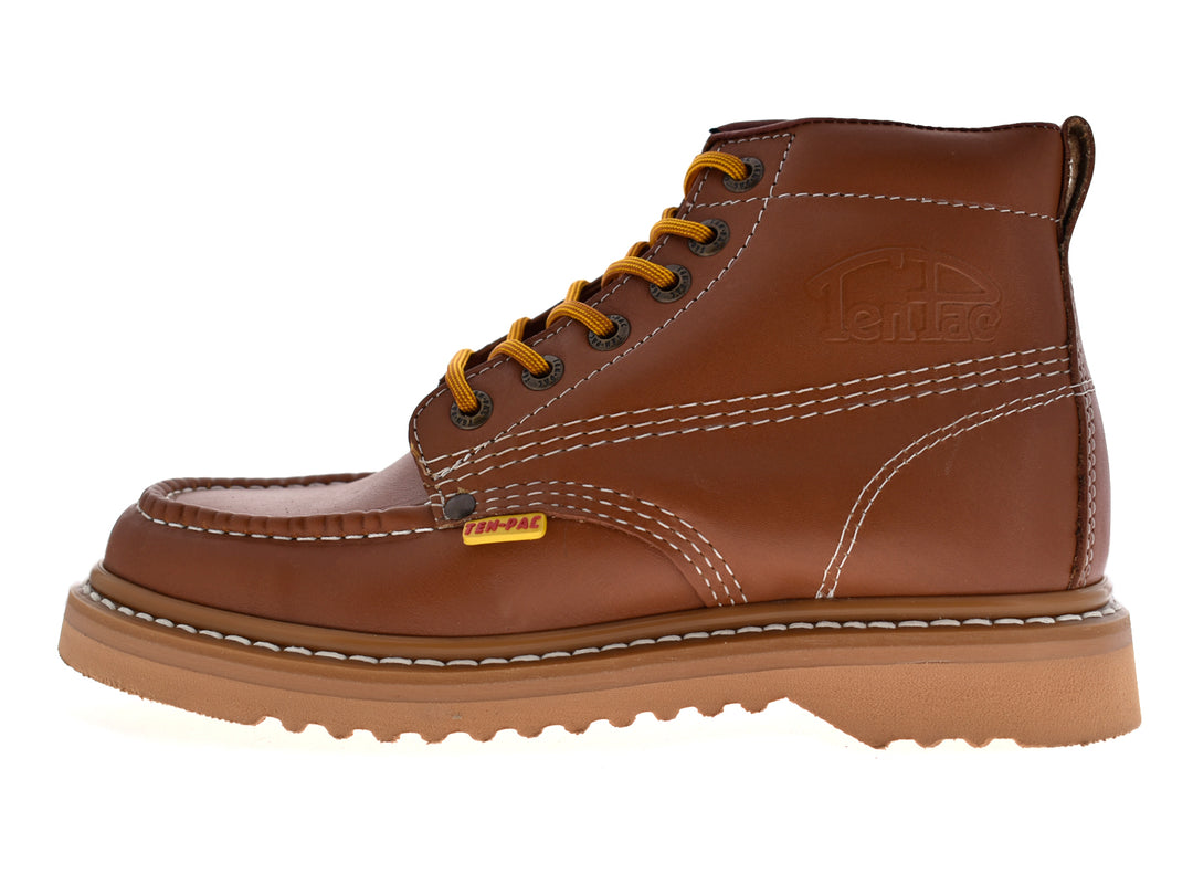Botas borceguíes de cuero color miel con cordones amarillos y suela beige.