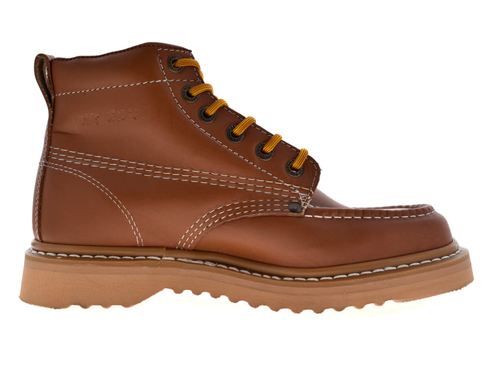 Botas borceguíes de cuero color miel con cordones amarillos y suela beige.
