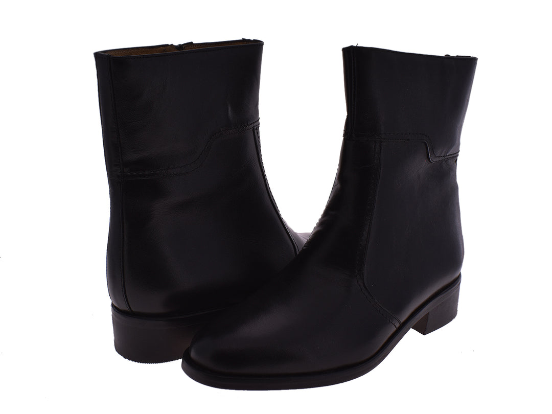 Par de botas negras de cuero para hombre con acabado liso y estilo elegante.