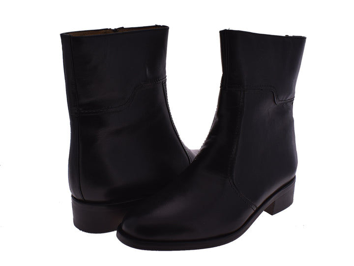 Par de botas negras de cuero para hombre con acabado liso y estilo elegante.