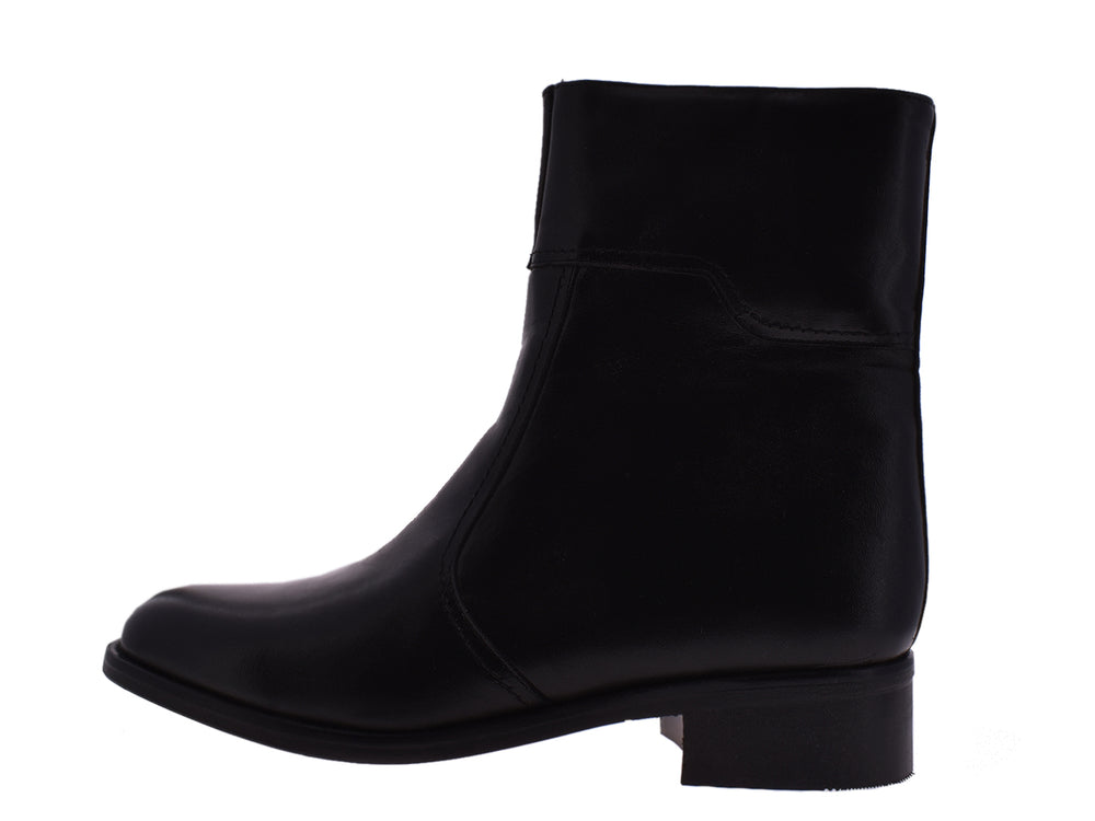 Par de botas negras de cuero para hombre con acabado liso y estilo elegante.
