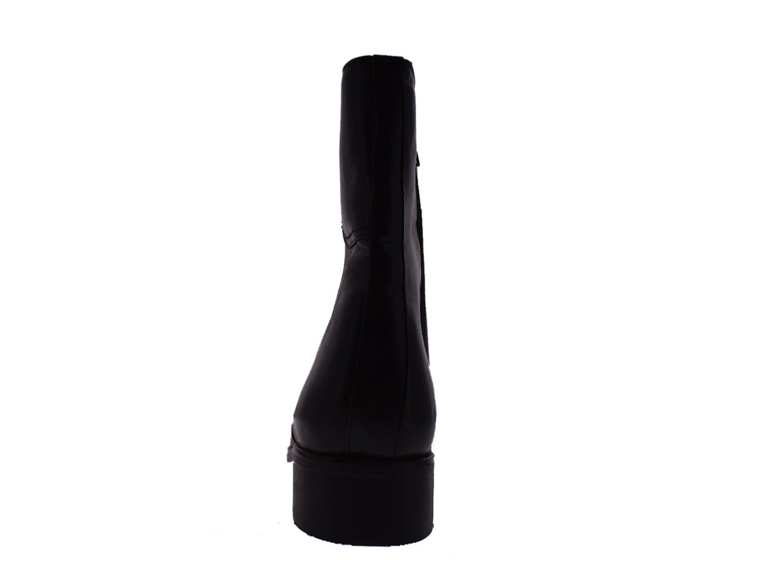 Par de botas negras de cuero para hombre con acabado liso y estilo elegante.