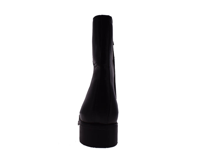 Par de botas negras de cuero para hombre con acabado liso y estilo elegante.