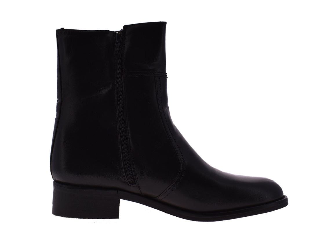 Par de botas negras de cuero para hombre con acabado liso y estilo elegante.