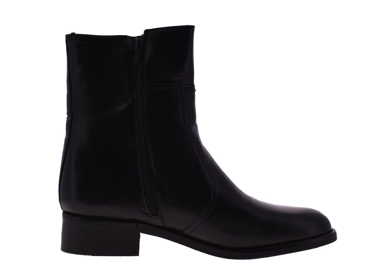 Par de botas negras de cuero para hombre con acabado liso y estilo elegante.