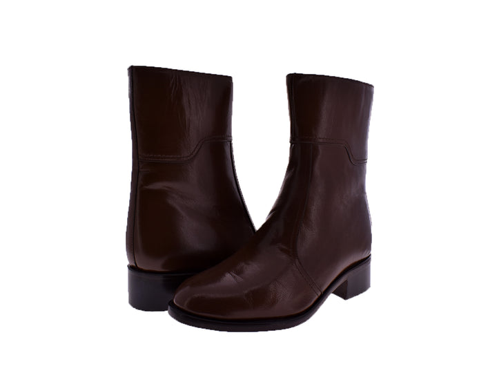 Par de botas de caña media en cuero marrón oscuro, estilo clásico.