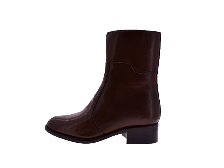 Par de botas de caña media en cuero marrón oscuro, estilo clásico.