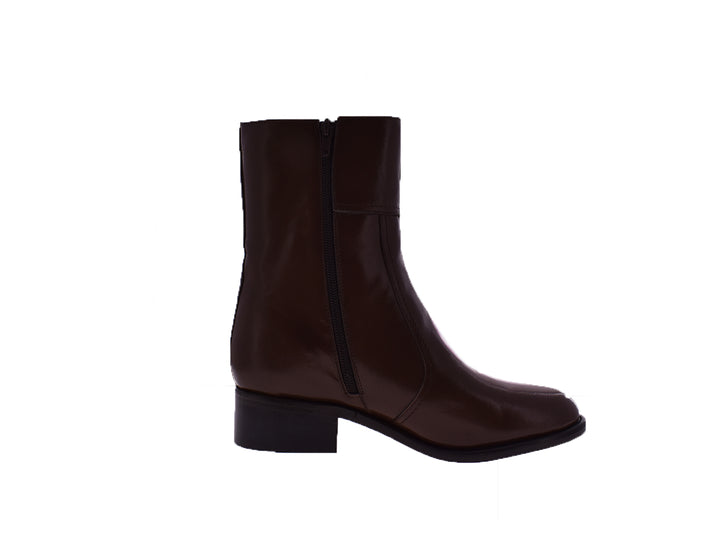 Par de botas de caña media en cuero marrón oscuro, estilo clásico.