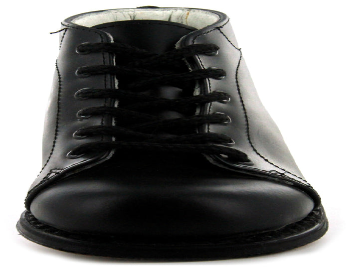Par de botines negros de cuero para niño con agujetas negras y suela resistente sobre fondo blanco.