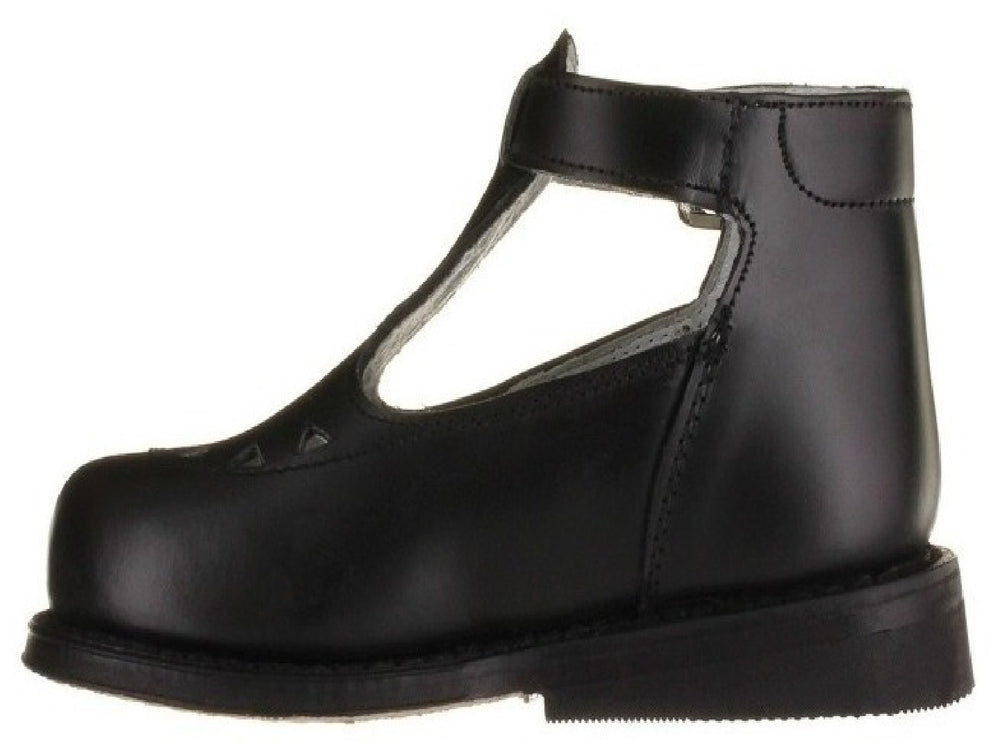 Zapato infantil modelo Mary Jane en color negro con correa de hebilla y detalles perforados.