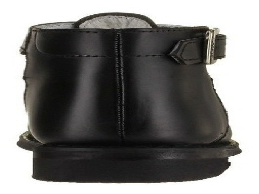 Zapato infantil modelo Mary Jane en color negro con correa de hebilla y detalles perforados.