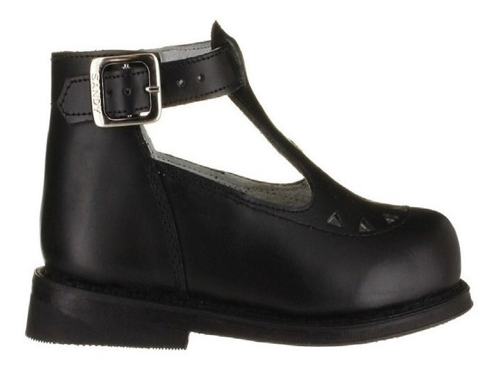 Zapato infantil modelo Mary Jane en color negro con correa de hebilla y detalles perforados.