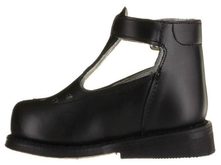 Zapato negro de cuero para niño o niña con correa, hebilla plateada y detalles perforados en la punta.