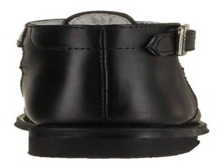 Zapato negro de cuero para niño o niña con correa, hebilla plateada y detalles perforados en la punta.