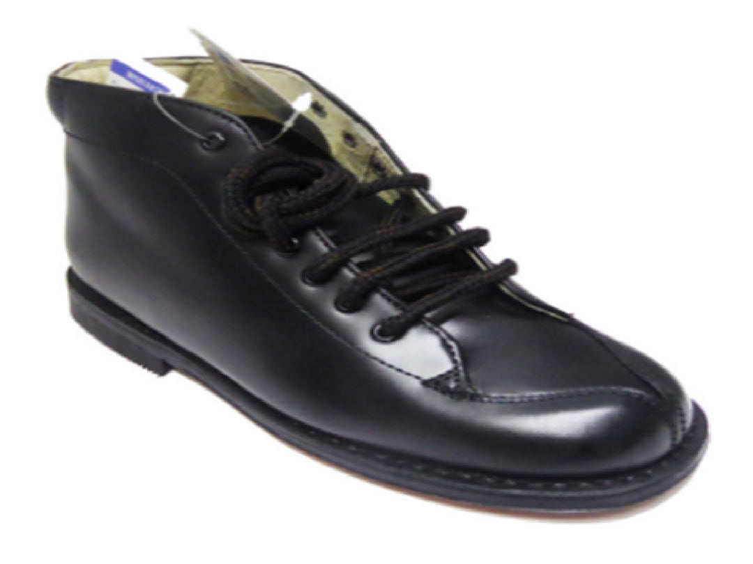 Zapato tipo botín color negro para niño con agujetas y acabado brillante.