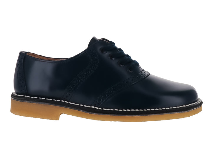 Zapato elegante para niño color marino con suela de goma miel y detalles perforados en el cuero.