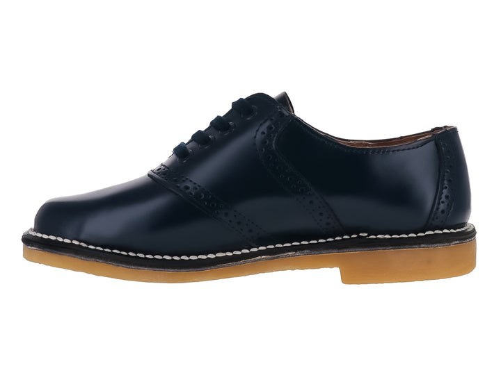 Zapato elegante para niño color marino con suela de goma miel y detalles perforados en el cuero.