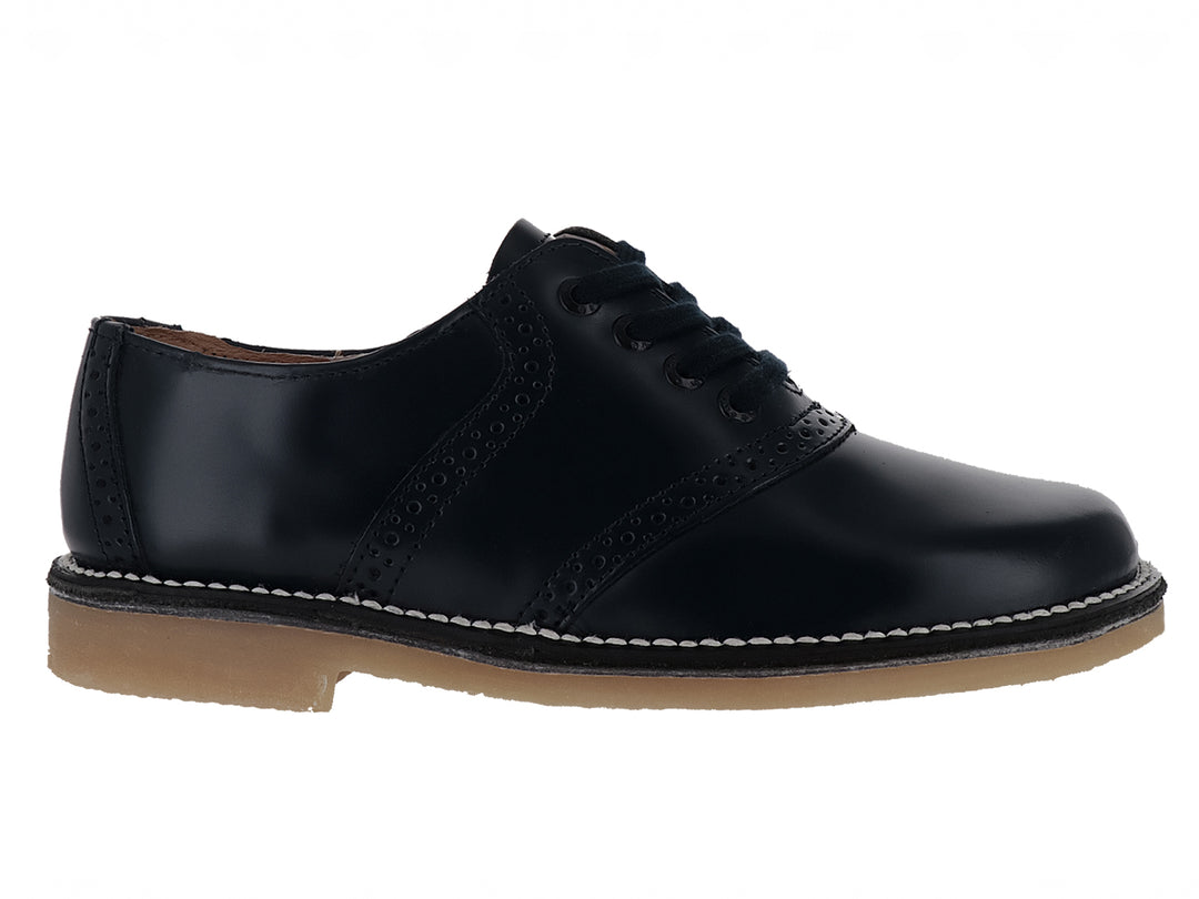 Zapato escolar negro de cuero con cordones y suela color café claro para niño.