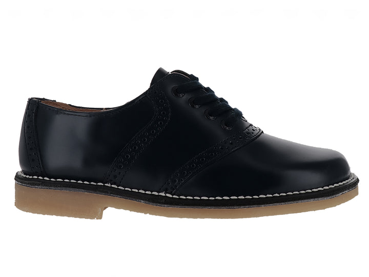 Zapato escolar negro de cuero con cordones y suela color café claro para niño.