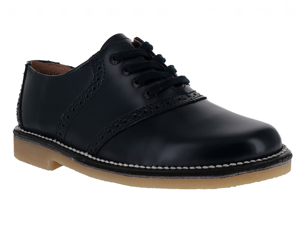 Zapato escolar negro de cuero con cordones y suela color café claro para niño.