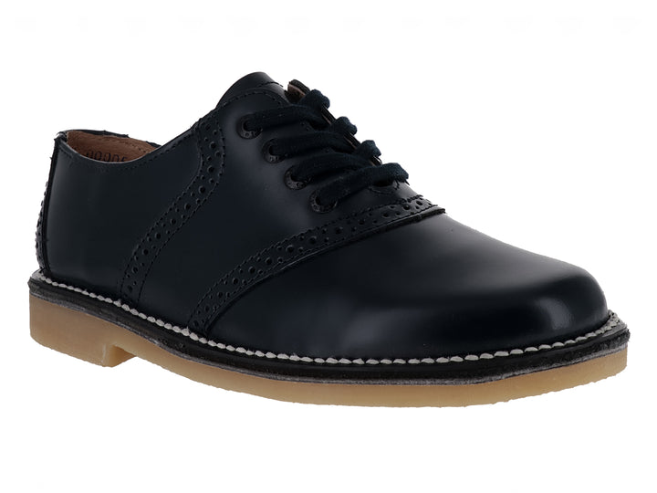 Zapato escolar negro de cuero con cordones y suela color café claro para niño.