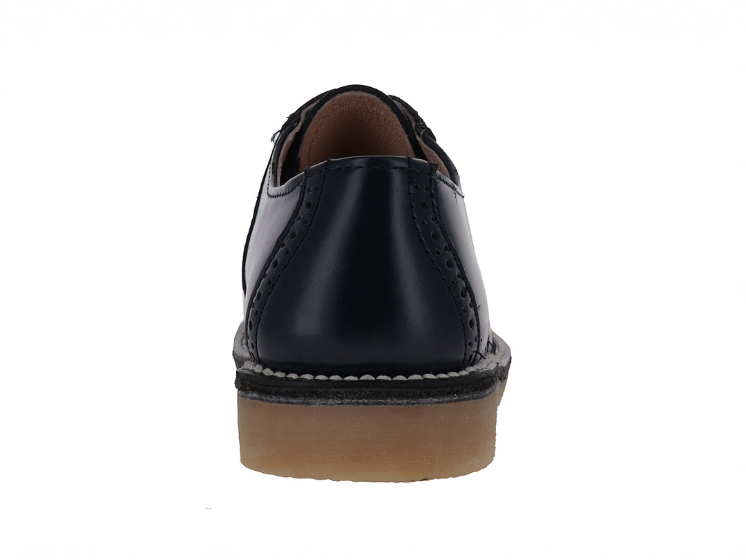 Zapato escolar negro de cuero con cordones y suela color café claro para niño.