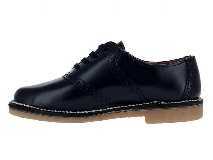 Zapato escolar negro de cuero con cordones y suela color café claro para niño.