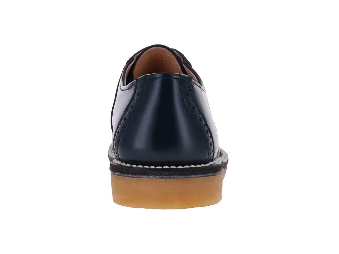 Zapato formal para niño marca Elefante en color marino con suela de goma color miel y agujetas.