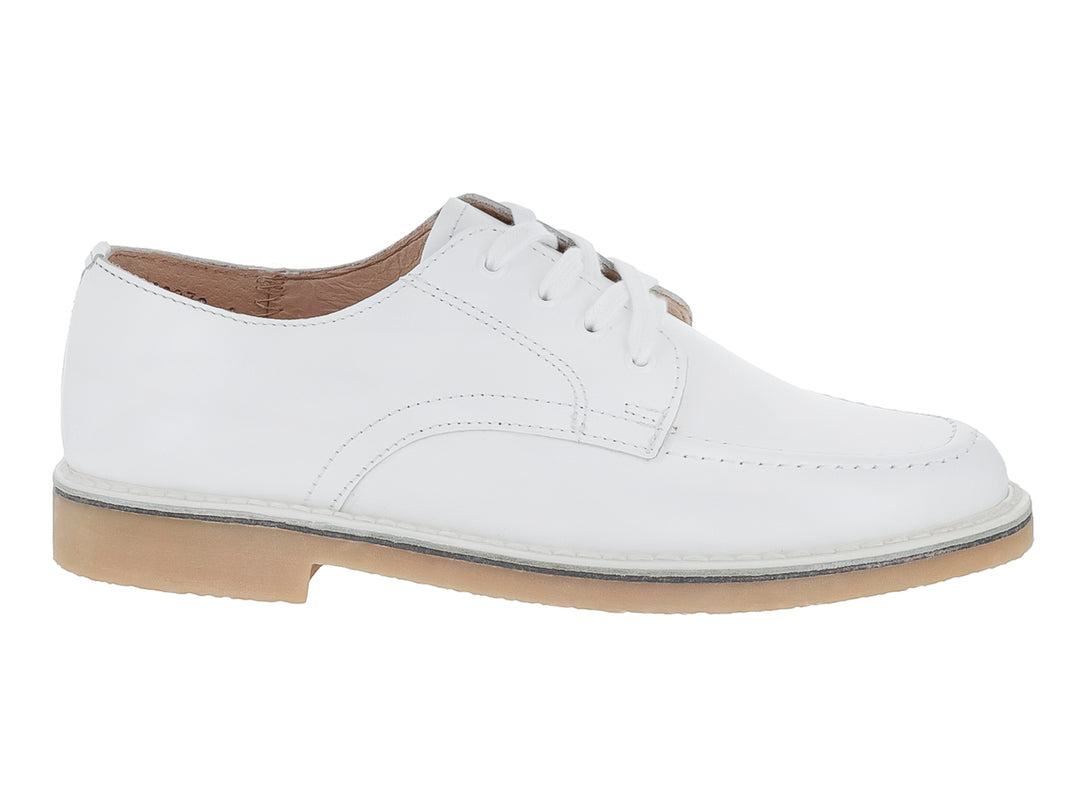 Zapato escolar color blanco para niño con cordones y suela beige.