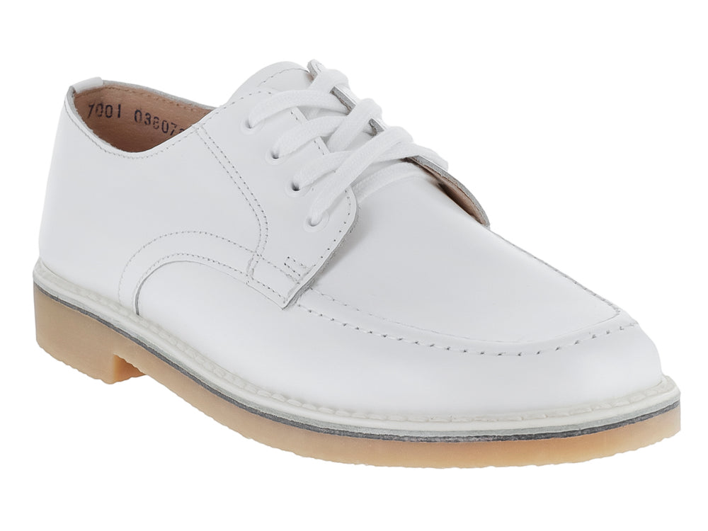 Zapato escolar color blanco para niño con cordones y suela beige.