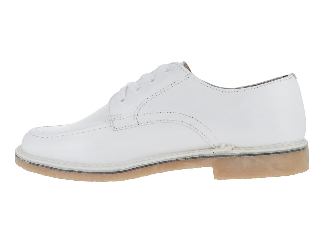 Zapato escolar color blanco para niño con cordones y suela beige.