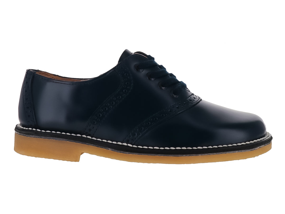Zapato formal para niño marca Elefante en color marino con suela color miel y cierre de cordones.