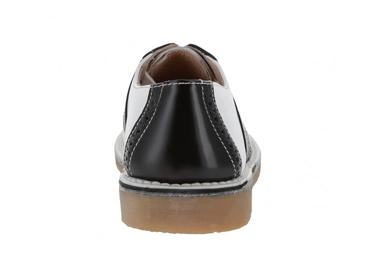 Zapato infantil marca Elefante en colores blanco y negro con cordones blancos y suela color café.