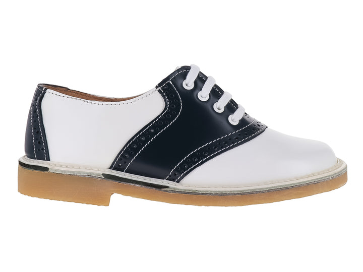 Zapato escolar para niño marca Elefante en colores blanco y marino con cordones y suela color miel.