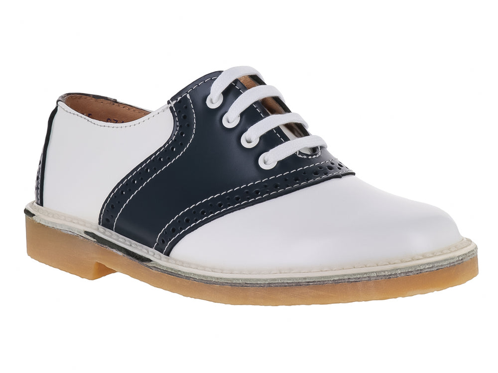 Zapato escolar para niño marca Elefante en colores blanco y marino con cordones y suela color miel.