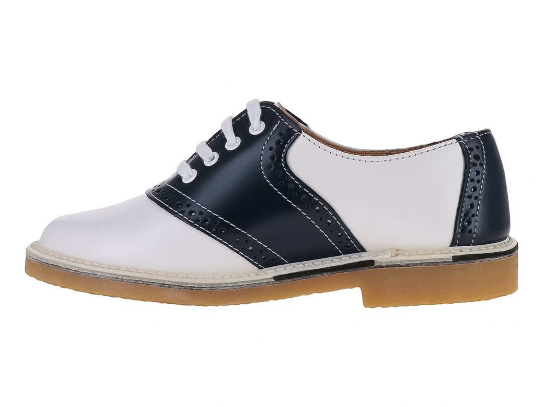 Zapato escolar para niño marca Elefante en colores blanco y marino con cordones y suela color miel.