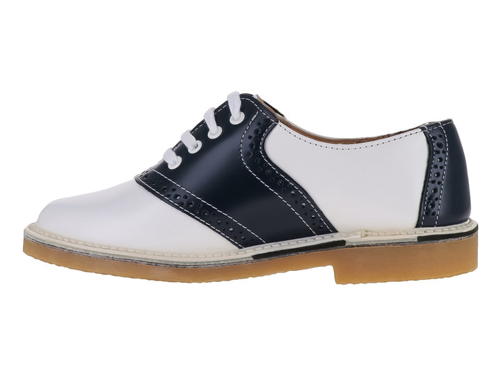 Zapato escolar para niño marca Elefante en colores blanco y marino con cordones y suela color miel.
