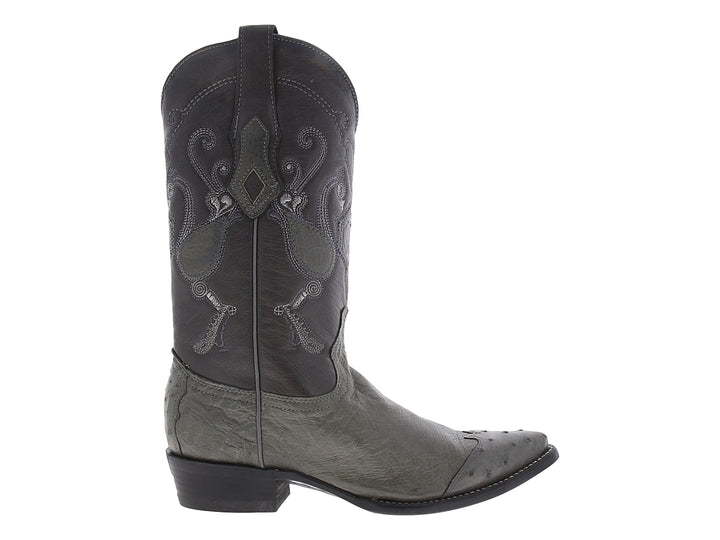 Bota vaquera de cuero color gris con bordados ornamentales en el tallo y punta afilada.