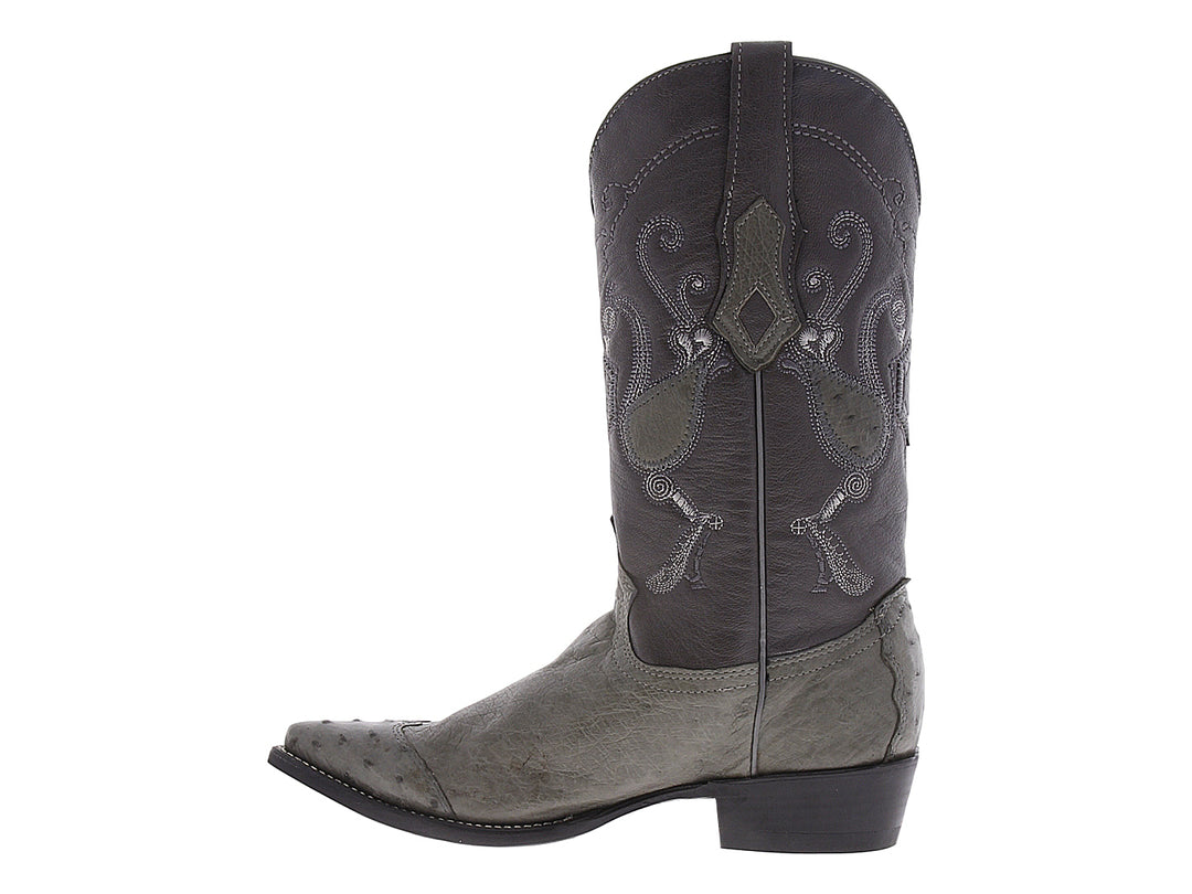 Bota vaquera de cuero color gris con bordados ornamentales en el tallo y punta afilada.