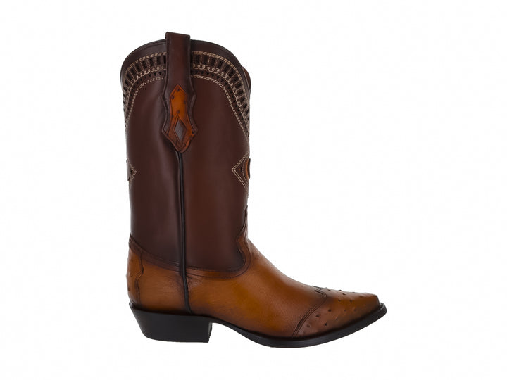 Bota vaquera de cuero color brandy con detalles bordados y punta picada sobre fondo blanco.