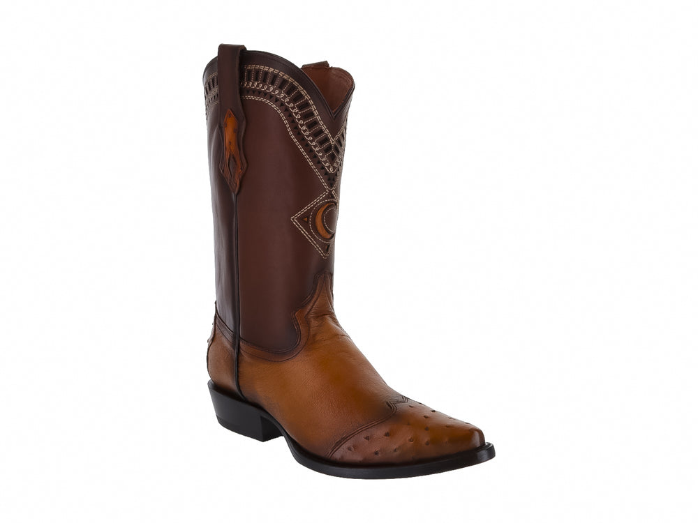 Bota vaquera de cuero color brandy con detalles bordados y punta picada sobre fondo blanco.