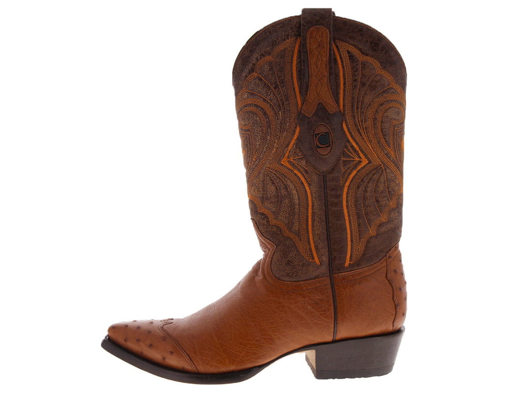 Bota vaquera de cuero color brandy con detalles bordados y punta picada sobre fondo blanco.