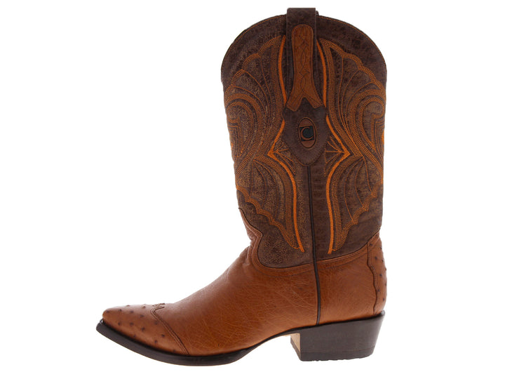 Bota vaquera de cuero color brandy con detalles bordados y punta picada sobre fondo blanco.