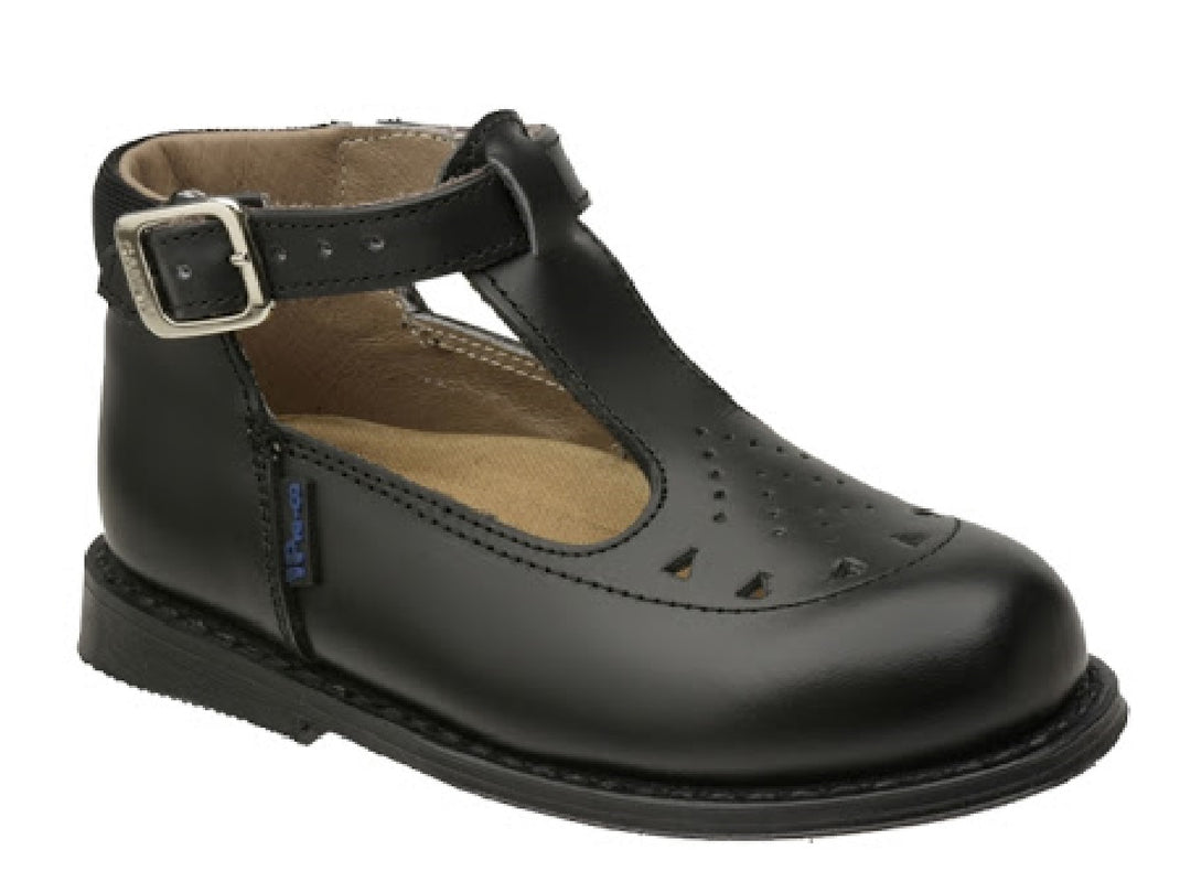 Zapato escolar negro para niño o niña con correa, hebilla plateada y detalles perforados en la punta.