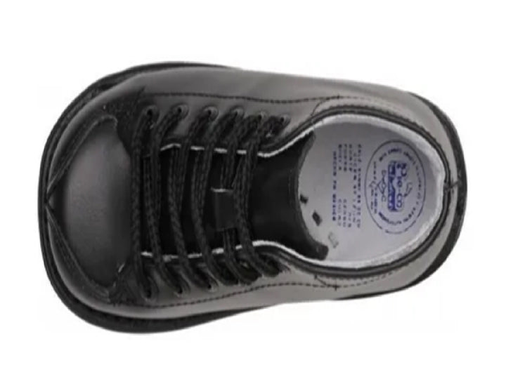Botín negro para niño de material sintético con agujetas y suela negra.