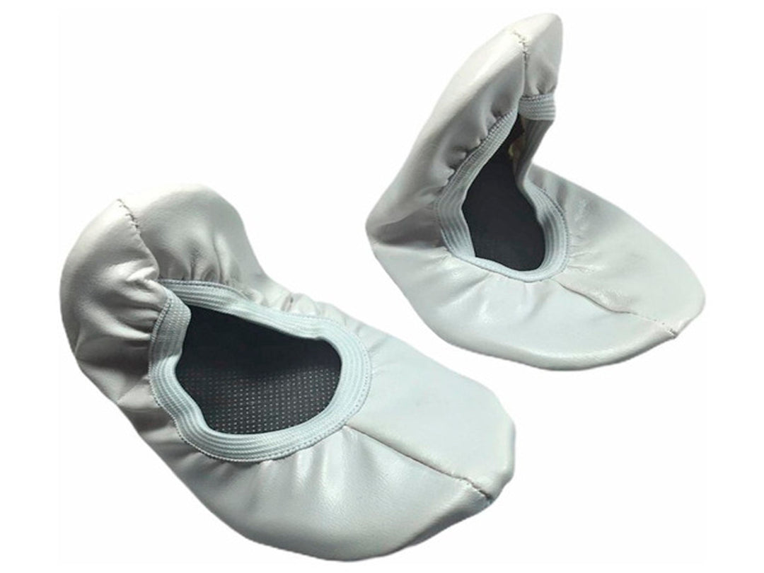 Par de zapatillas blancas para danza infantil sobre fondo blanco.