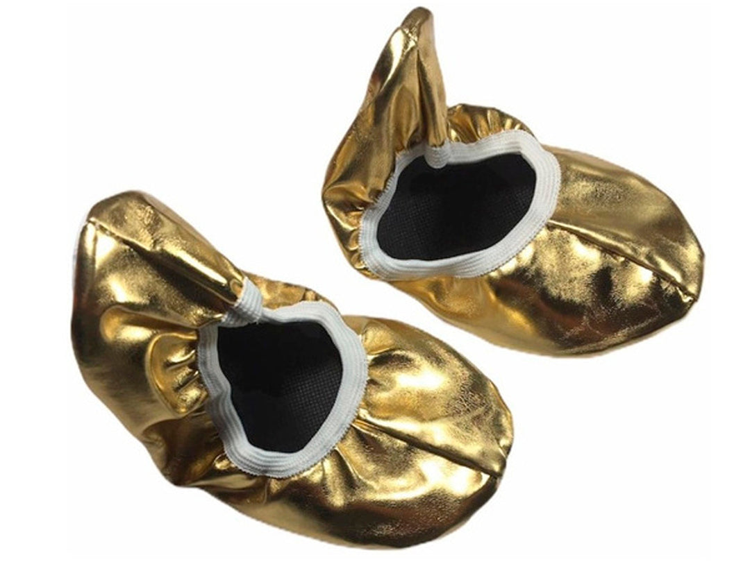 Par de zapatos dorados brillantes para niña con ribete blanco y suela negra.