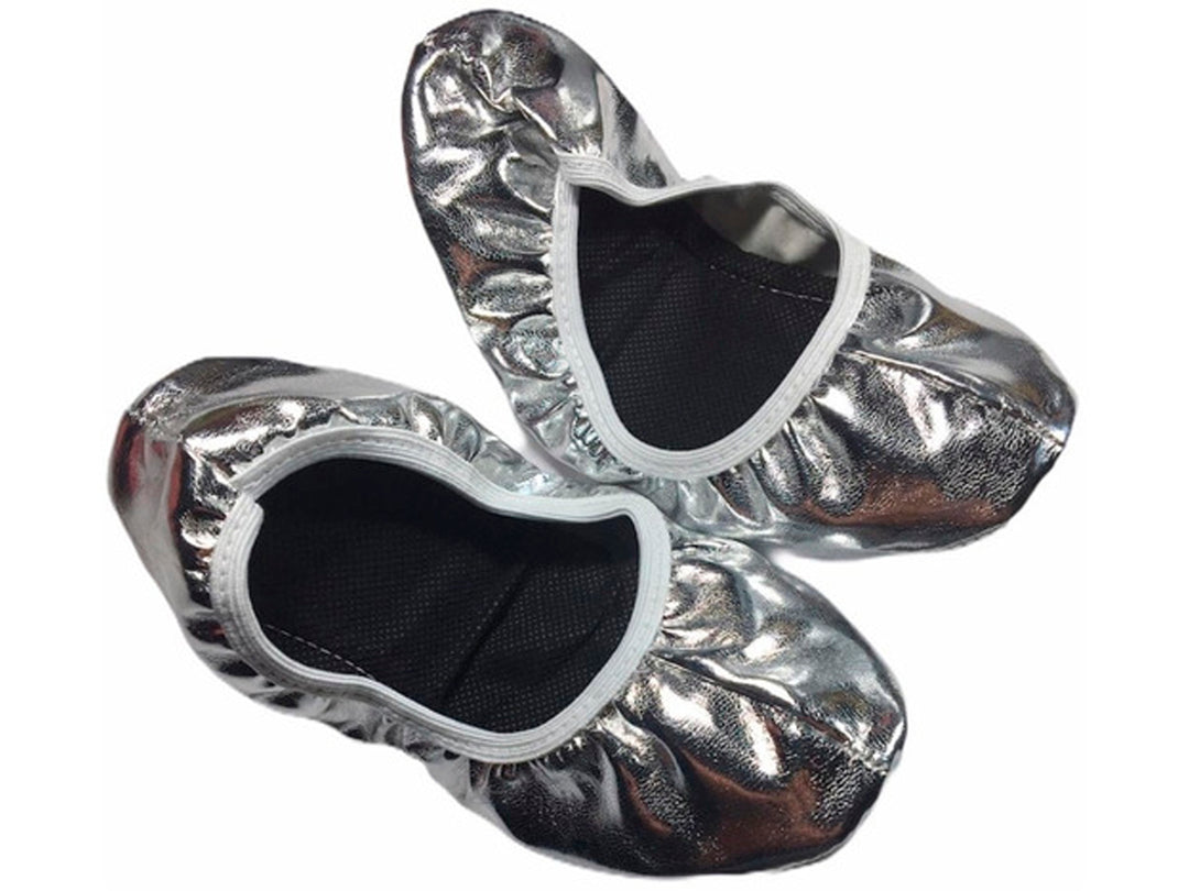 Par de zapatos plateados brillantes para niña con interior negro.